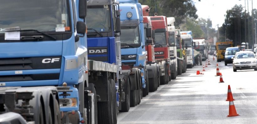 Να δοθεί εντολή σε πρατήρια των ΕΛΠΕ, Motor Oil να δίνουν πετρέλαιο στα φορτηγά, ζητούν οι μεταφορείς