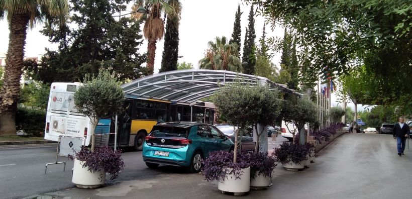 Ηλιακός σταθμός φόρτισης αυτοκινήτων έξω από το Divani Caravel