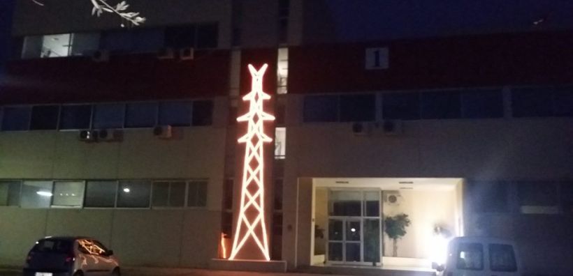 Φωτιζόμενος πυλώνας 10 μέτρων με φωτοσωλήνα στολίζει το ΚΔΕΠ της ΔΕΗ