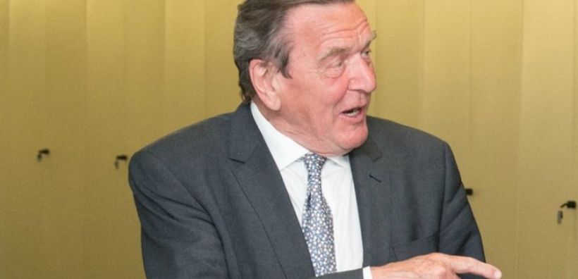 “Φιλική” συνάντηση Γιούνκερ με τον Σρέντερ της Gazprom