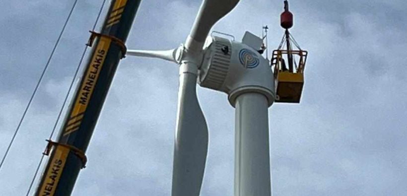 Η πρώτη μικρή ανεμογεννήτρια που εγκαταστάθηκε στο Νομό Χανίων σηματοδοτεί ορόσημο στην Πρωτοβουλία για τις ΑΠΕ