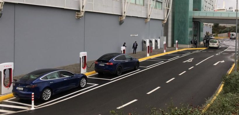 Στο Golden Hall ο πρώτος σταθμός ταχείας φόρτισης της Tesla – Μέσα στο 2021 οι σταθμοί σε Πάτρα, Λαμία και Θεσσαλονίκη 