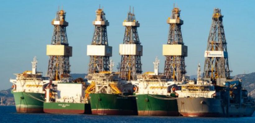 Φεύγουν από την Ελευσίνα τα δύο από τα πέντε αγκυροβολημένα πλοία γεωτρήσεων