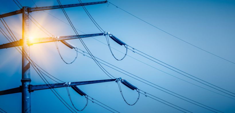 BNEF: Οι επενδύσεις στα ηλεκτρικά δίκτυα θα πρέπει να ξεπεράσουν τις δαπάνες για τις ΑΠΕ