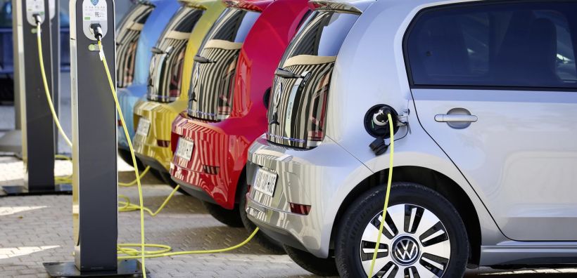ΥΠΕΝ: Τέλος Ιουλίου ξεκινά το πρόγραμμα επιδότησης αγοράς ηλεκτρικών οχημάτων – Ακολουθούν κι ενισχύσεις για φορτιστές