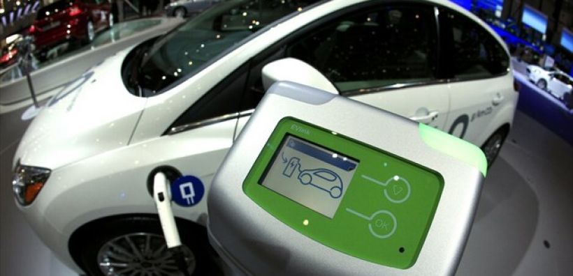 ΗΠΑ: Ο Τραμπ απειλεί να σταματήσει τις επιδοτήσεις για ηλεκτρικά αυτοκίνητα και ΑΠΕ