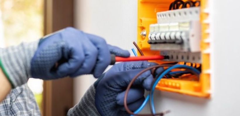 Προσποιούνταν τους τεχνικούς της ΔΕΗ και κατέκλεβαν ηλικιωμένους στον Πειραιά