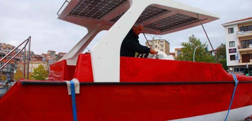 Ηλιακό σκάφος στην Καστοριά για βόλτες τουριστών στη λίμνη