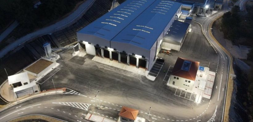 Λύση για τα απορρίμματα, αλλά και 5,1 Γιγαβατώρες πράσινο ρεύμα το χρόνο – Η μονάδα πρότυπο που ξεκίνησε να λειτουργεί στην Ηλεία