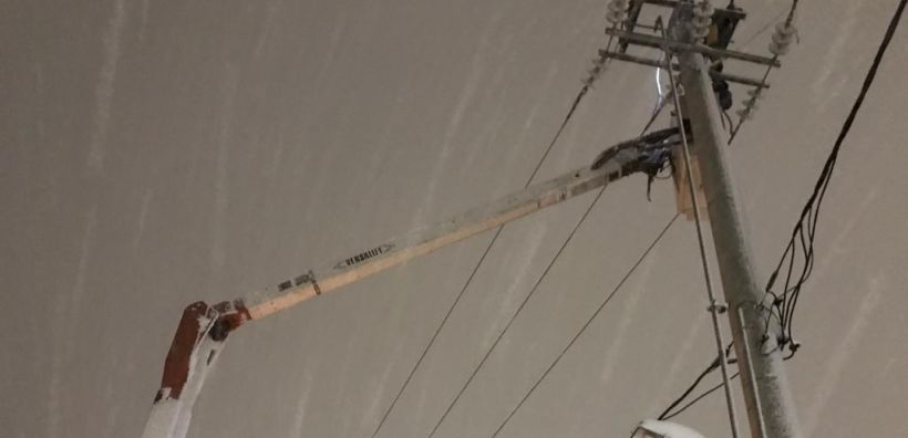 Χωρίς ηλεκτρικό και θέρμανση πολλά σπίτια στα βόρεια προάστια -Τα χιονισμένα κλαδιά έκοψαν το ρεύμα  
