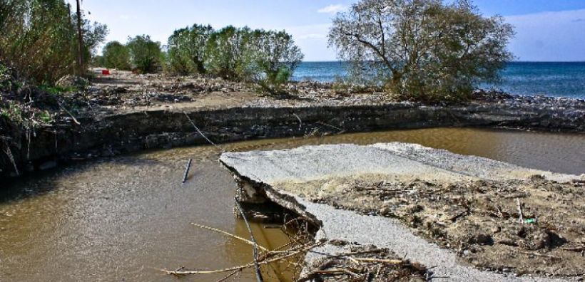 Επιταχύνεται η διάβρωση των ακτών, χάνουμε παραλίες και στη Δυτική Αχαΐα - Τι απαντάει το ΥΠΕΝ