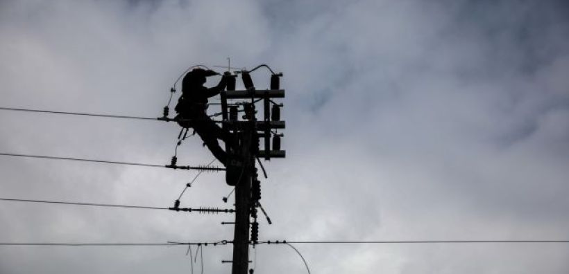 Στη μάχη με την “Μπάρμπαρα” οι εναερίτες του ΔΕΔΔΗΕ – Βίντεο από αναρρίχηση σε κολώνα στη Σίφνο με 10 μποφόρ