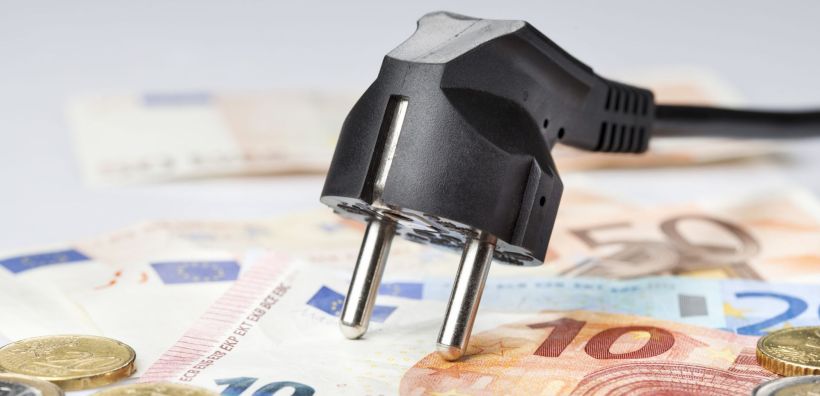 «Πακέτο» για την λιανική ρεύματος παρουσιάζει η Κομισιόν σε λίγες μέρες – Κατευθύνσεις για διαφάνεια, switching και περιορισμούς στα call centers