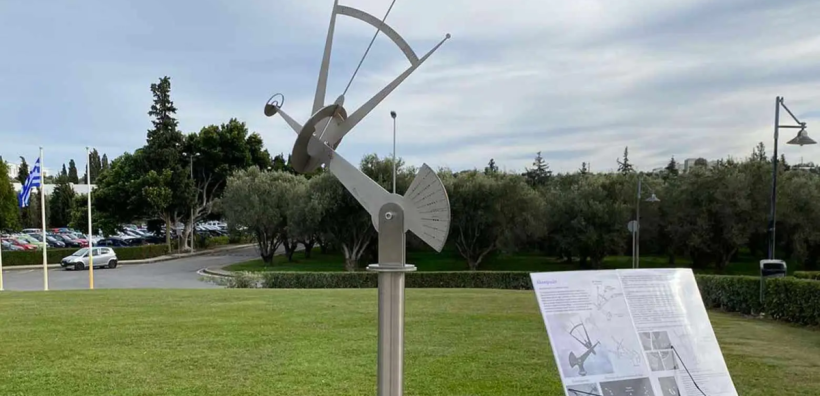 Το ηλιακό ρολόι «Αλεκτρύων» κοσμεί πλέον την είσοδο του ΙΤΕ