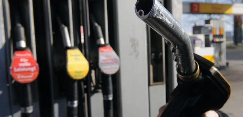 DW: Οι αυξήσεις στα καύσιμα στις πλάτες των καταναλωτών