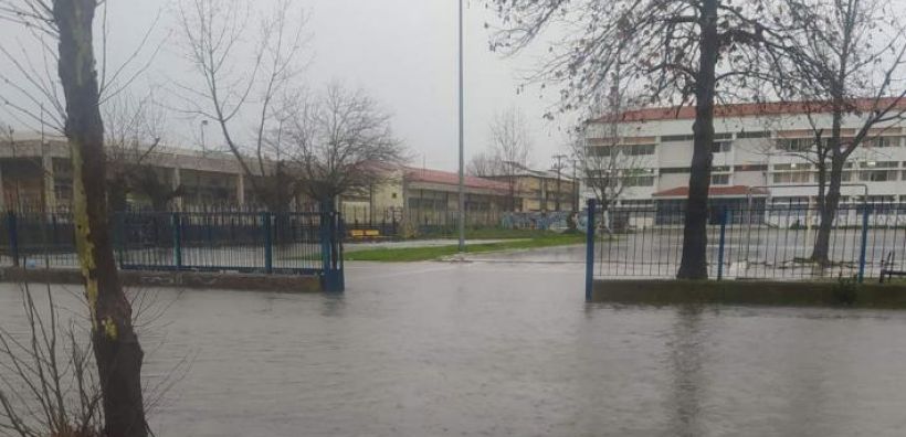 Χωρίς ρεύμα πολλές περιοχές στη Θεσσαλία και μεγάλες καταστροφές στις υποδομές