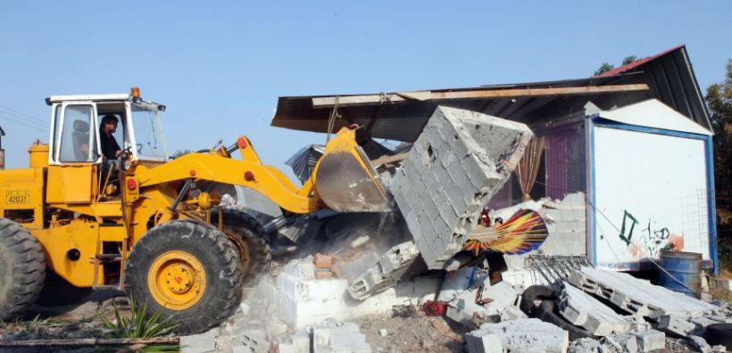 Με απόφαση Σταθάκη η κατεδάφιση αυθαιρέτων σε καμένα και ρέματα