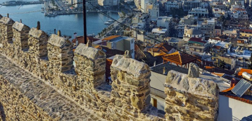 Μια... καρακάξα άφησε χωρίς ρεύμα περιοχές της Καβάλας  