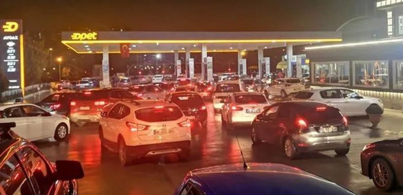 Ουρές στα βενζινάδικα: Τούρκοι σπεύδουν να προλάβουν τη νέα αύξηση της τιμής των καυσίμων