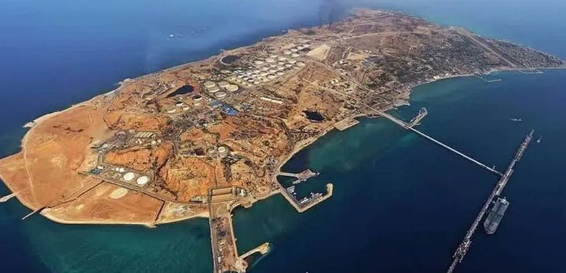 Ιράν: Το πρώτο σούπερ τάνκερ στο Χαργκ μετά από έναν μήνα ναυτικού αποκλεισμού