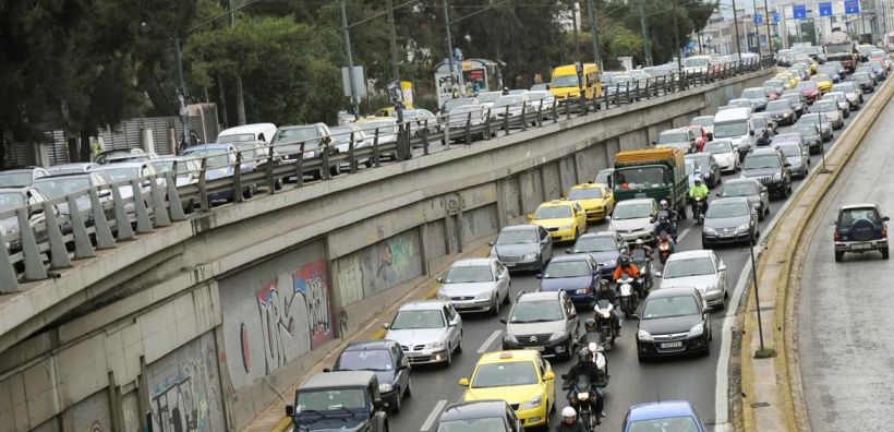 Μποτιλιάρισμα στην Κηφισίας από δέντρο που έπεσε σε καλώδια της ΔΕΗ