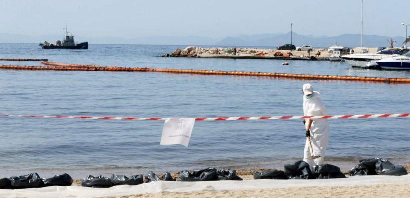 Επίτροπος Περιβάλλοντος: «Αποτελεσματική η Ε.Ε. στην κηλίδα του Σαρωνικού»