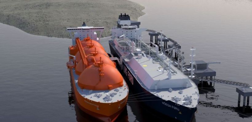 Πραγματοποιήθηκε η πρώτη μεταφόρτωση LNG σε μικρό φορτηγό στο FSRU της Klaipedos Nafta