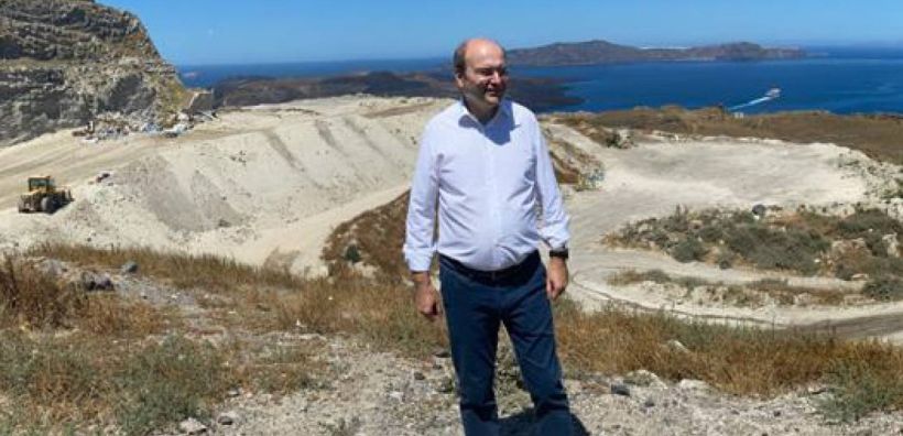 Χατζηδάκης: Πρότυπο νησί για την ανακύκλωση γίνεται η Σαντορίνη