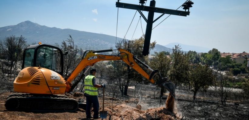 Μάχη για την αποκατάσταση των ζημιών από τις καταστροφικές πυρκαγιές στην Αττική δίνει το τεχνικό προσωπικό του ΔΕΔΔΗΕ και του ΑΔΜΗΕ