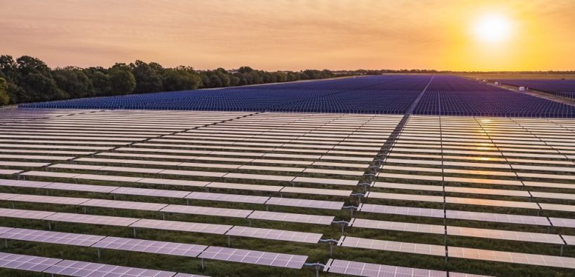 Στόχο για 47 GW φωτοβολταϊκών έως το 2030 και 4,6 GW ετησίως έθεσε το Ην. Βασίλειο