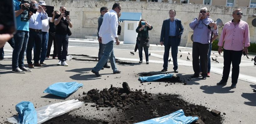 Σε συμβολική κίνηση διαμαρτυρίας οι εργαζόμενοι της ΔΕΗ άδειασαν σακούλες με λιγνίτη μπροστά στη Βουλή