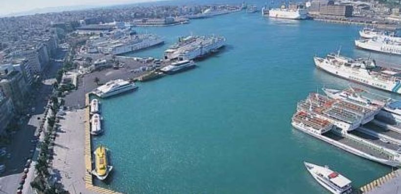 Απομακρύνονται 16 επικίνδυνα ανενεργά πλοία από το λιμάνι του Πειραιά