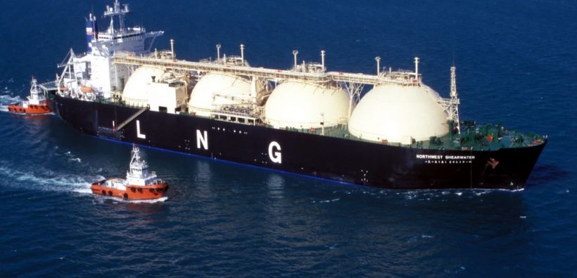 Οι "καραβιές" LNG, ο ανταγωνισμός και η αλλαγή πλεύσης της ΔΕΗ: Πως η Οριακή Τιμή Συστήματος μειώθηκε κατά 11,3%