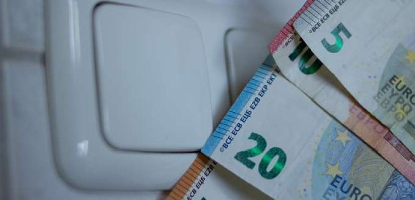 Νέα αύξηση της κρατικής επιδότησης στο ρεύμα, νέο «ψαλίδι» στα ποσοστά του ΕΛΑΠΕ από τους ρύπους για να βρεθούν πόροι