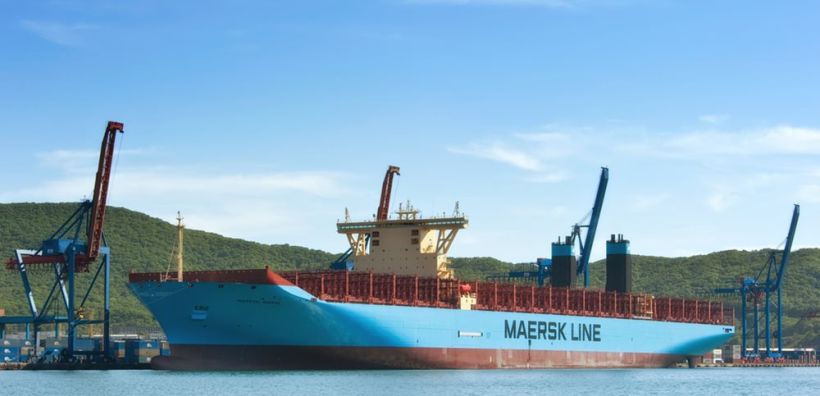 Η Maersk προγραμματίζει τον διάπλου δεκάδων πλοίων μέσω της Διώρυγας του Σουέζ