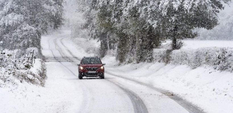 Γαλλία: Ένας νεκρός και 300.000 νοικοκυριά χωρίς ρεύμα λόγω των ισχυρών χιονοπτώσεων