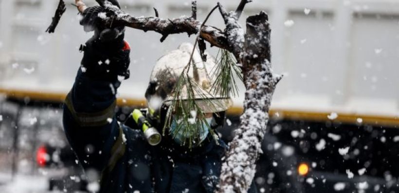 Η Μήδεια υποχωρεί, τα προβλήματα παραμένουν – Χωρίς ρεύμα χιλιάδες νοικοκυριά, μεγάλες ζημιές στο σύστημα ηλεκτροδότησης