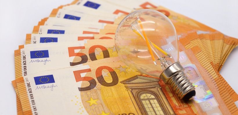 Χρεώσεις μεταξύ 9,5 - 10,6 λεπτά ανά kWh στα πράσινα τιμολόγια τον Μάιο - Υποχώρηση 6% αν δεν αλλάξουν οι εκπτώσεις 