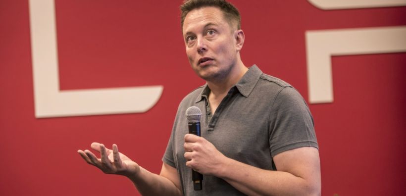 «Χρυσάφι» στα πόδια του Musk έριξε η Tesla, για να τον «δέσει» μαζί της