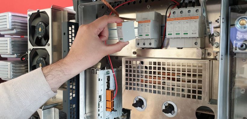 FRONIUS TAURO Tech Tip: Ενσωματωμένοι απαγωγείς υπέρτασης DC & AC της εταιρίας MERSEN με αποσπώμενα φυσίγγια