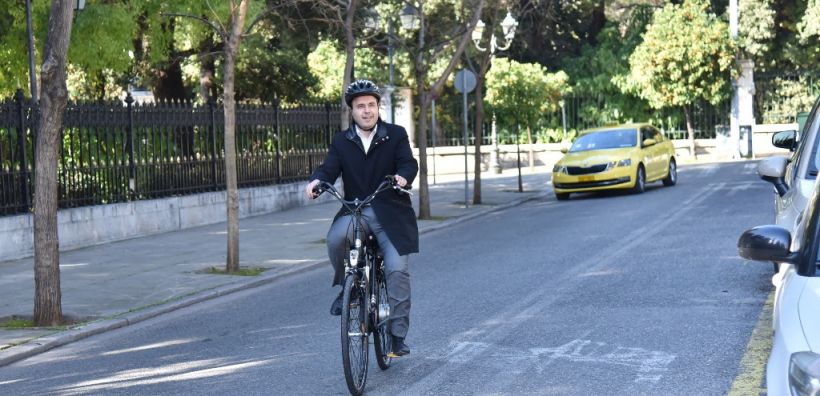Με ηλεκτρικό ποδήλατο στο Μαξίμου ο πρόεδρος της ΚΕΔΕ