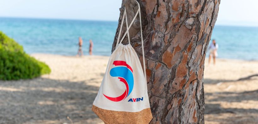 AVIN: Για τρίτη συνεχόμενη χρονιά συμβάλλει στον καθαρισμό της παραλίας του Σχοινιά, στο πλαίσιο του προγράμματος PARALIES