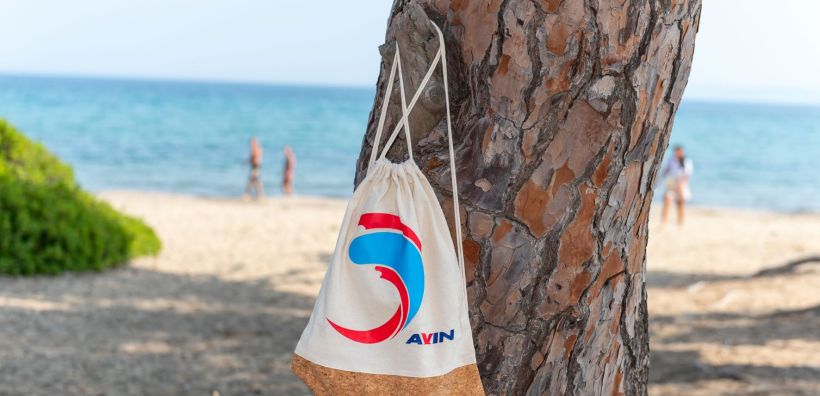 1,7 τόνοι απορριμμάτων συλλέχθηκαν στη παραλία του Σχοινιά που υιοθέτησε και φέτος το καλοκαίρι η AVIN 