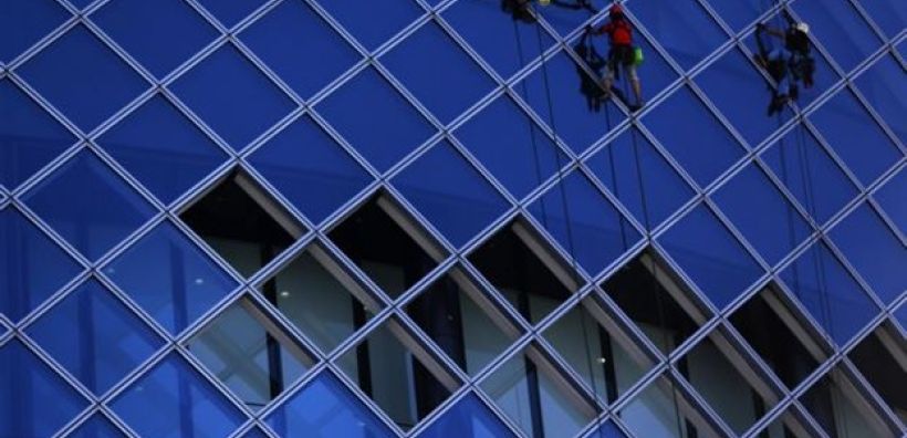 Εξυπνο παράθυρο αλλάζει χρώμα με την ενέργεια του ανέμου