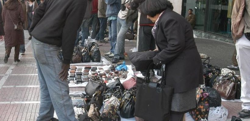 Η αγορά "αιμορραγεί" από το παραεμπόριο  