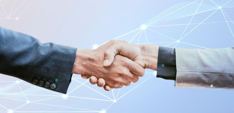 Τι κερδίζουν ΔΕΗ και MYTILINEOS  απο το big deal των 2 δισ. Ευρώ – Πώς “κούμπωσαν” οι διαφορετικές στρατηγικές ανάπτυξης των δύο ελληνικών ομίλων