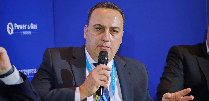 Λουμάκης: Δεν θα πληρώνονται οι ΑΠΕ για να μην παράγουν – Φρένο στα φωτοβολταϊκά και στροφή στην αποθήκευση