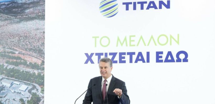 Με κοντά παντελονάκια ο πρόεδρος του ΣΕΒ και πρόεδρος της ΤΙΤΑΝ