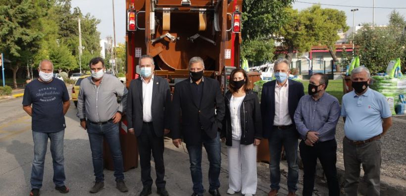 Παράδοση απορριμματοφόρου σύγχρονης τεχνολογίας και κάδων συλλογής βιοαποβλήτων στον Δήμο Παπάγου-Χολαργού