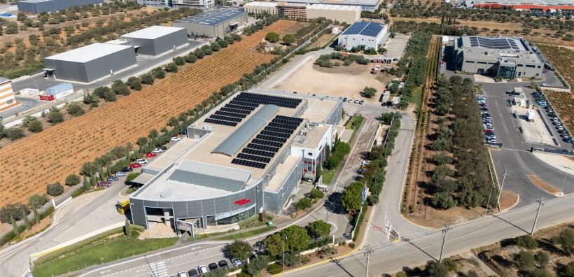 Αθηναϊκή Στρωματοποιία: ενεργειακή αυτονομία με 828 πάνελ της JinkoSolar